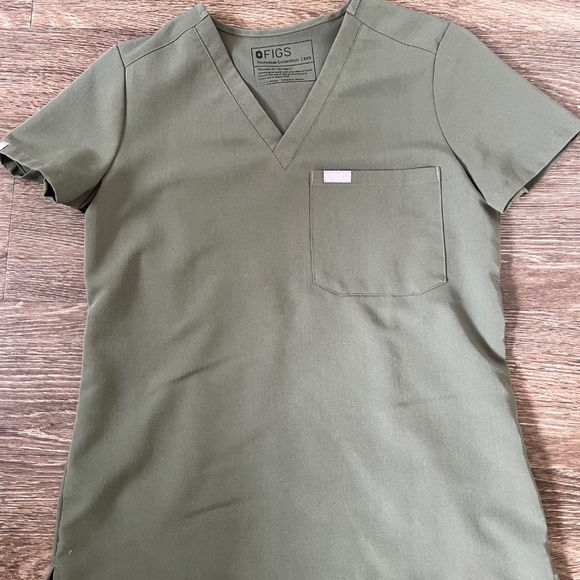 Figs | Tops | Figs Catarina One Pocket Scrub Top In Moss | Poshmark